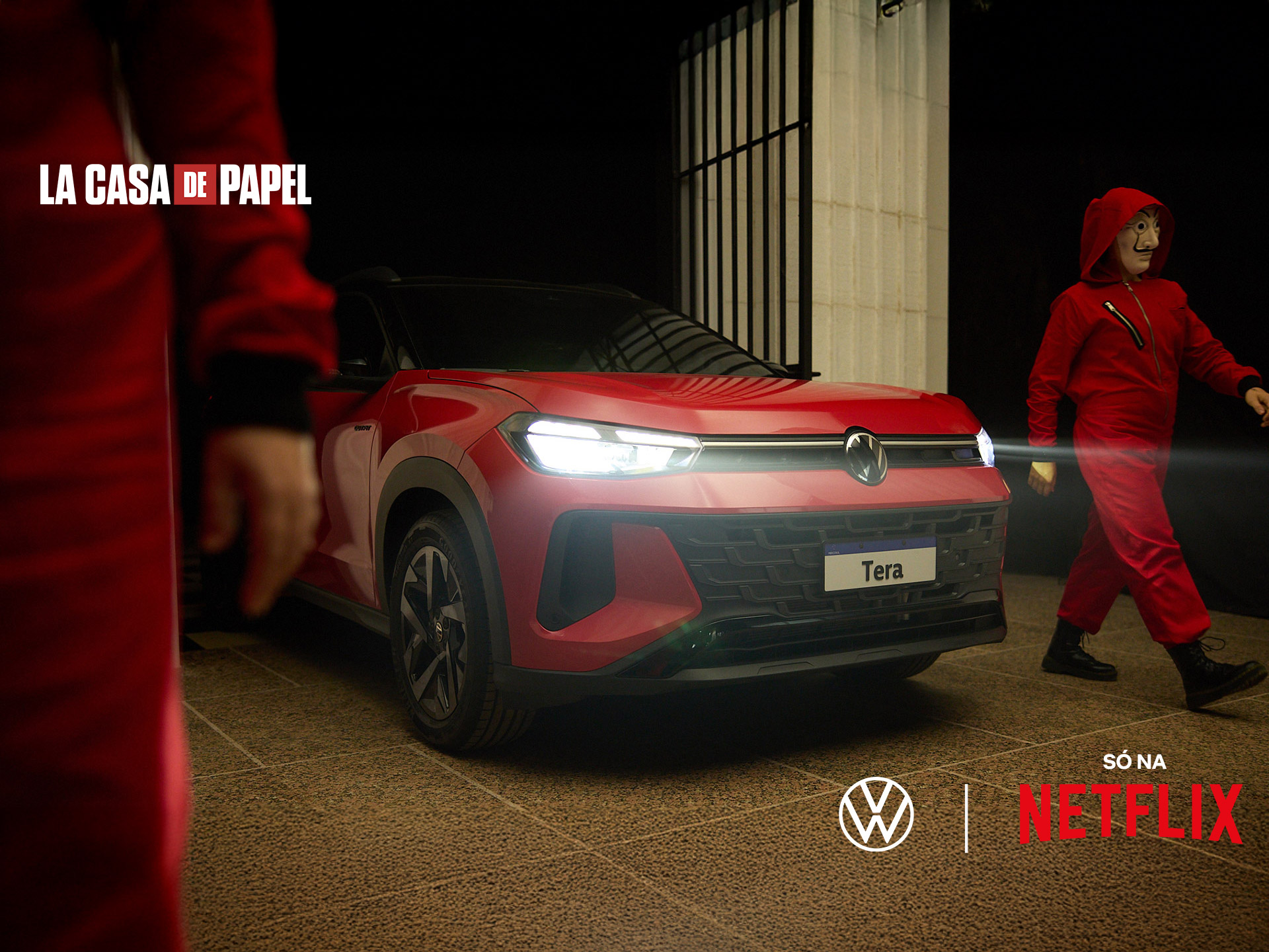 Imagem Tera Vermelho saindo da casa da moeda no cenário de la casa de papel